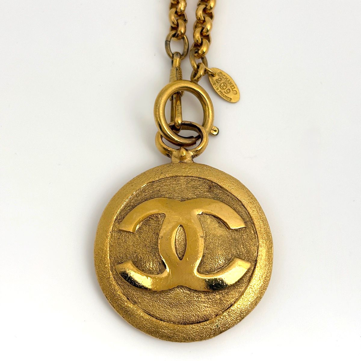 Chanel Necklace CC Logo Mirror Round Long Gold Plated — view 2