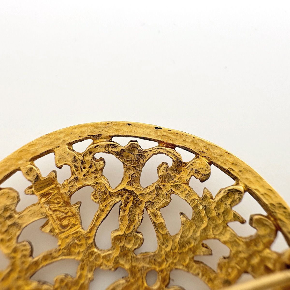 Chanel Brooch Round Gold Plated — view 3