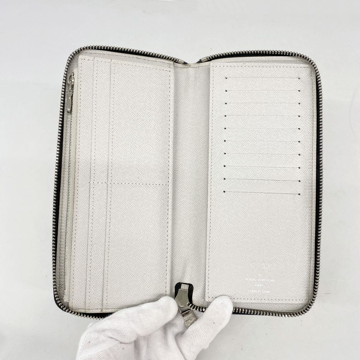 Louis Vuitton Wallet Taigarama Zippy Vertical Antarctica — view 3