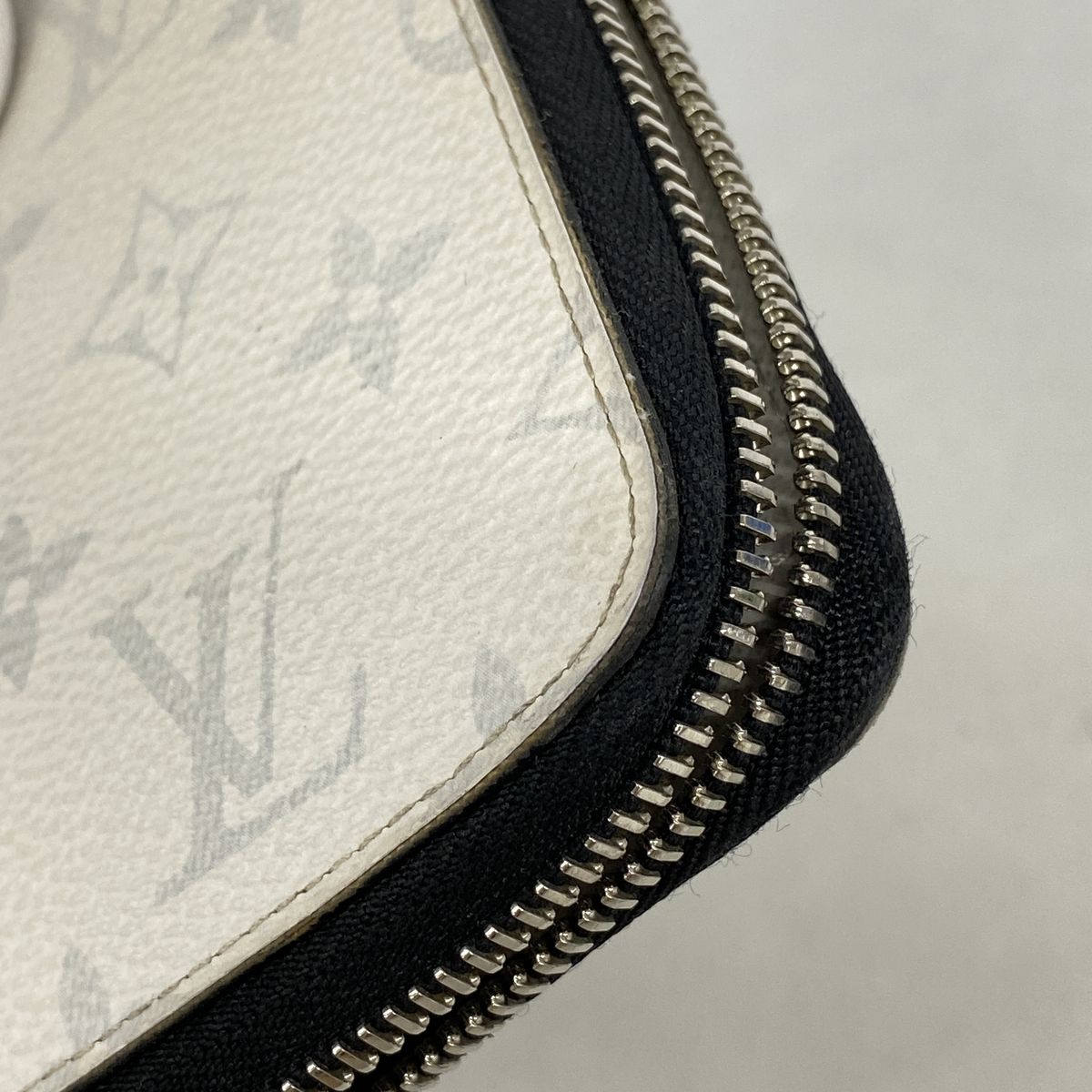 Louis Vuitton Wallet Taigarama Zippy Vertical Antarctica — view 6