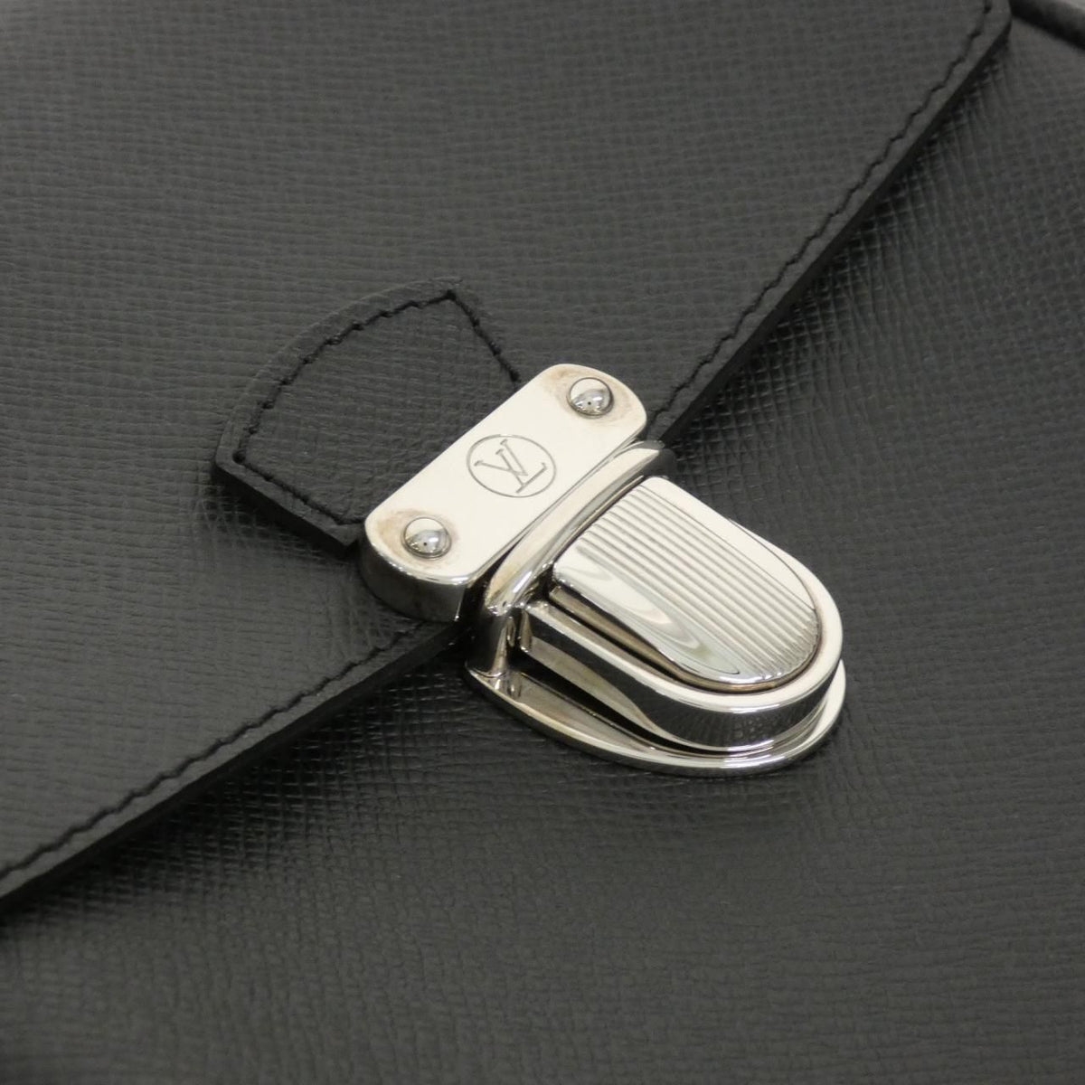 Louis Vuitton Vintage Taiga Luca Shoulder Bag — view 4