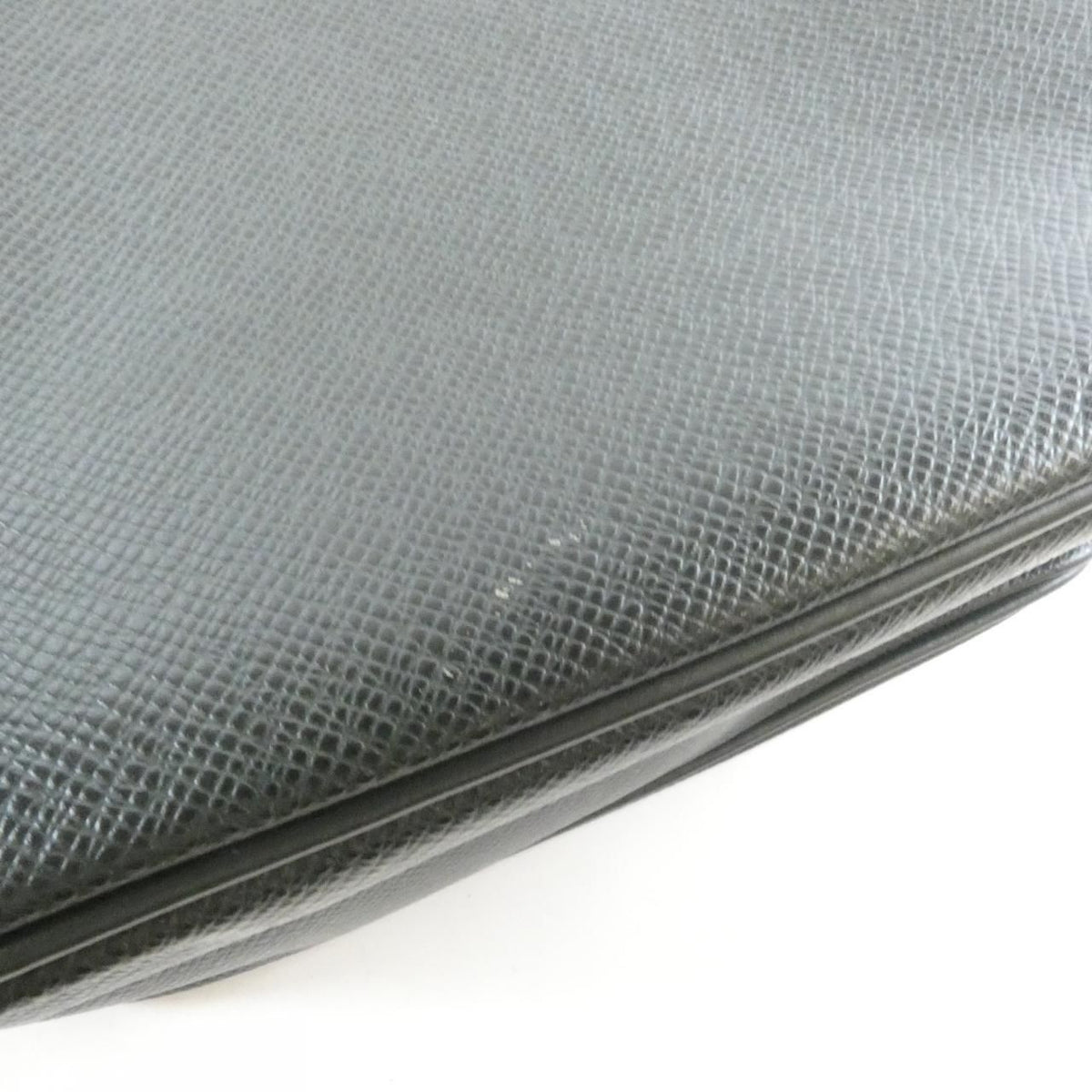 Louis Vuitton Taiga Shoulder Bag — view 5