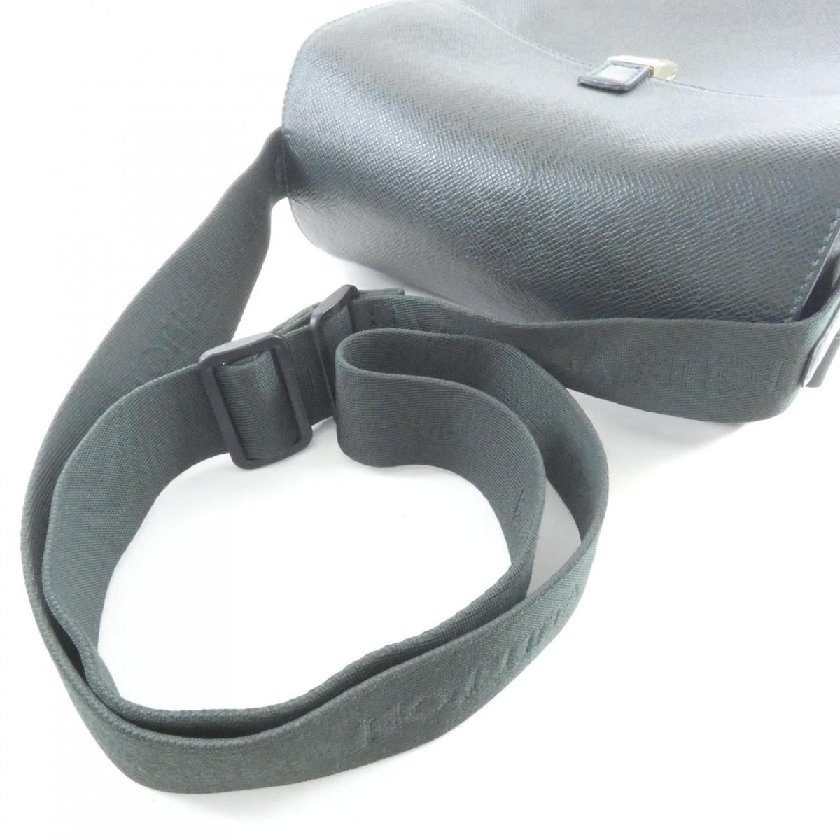 Louis Vuitton Taiga Shoulder Bag — view 7