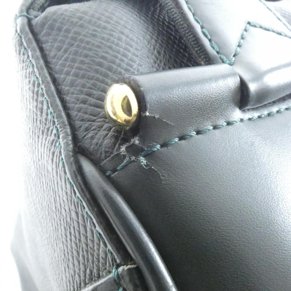 Louis Vuitton Taiga Shoulder Bag — view 6