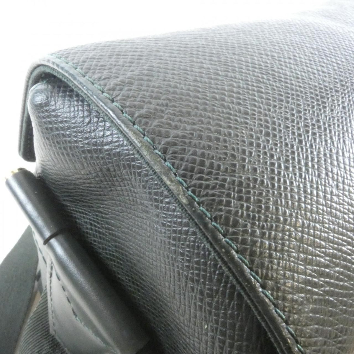Louis Vuitton Taiga Shoulder Bag — view 4