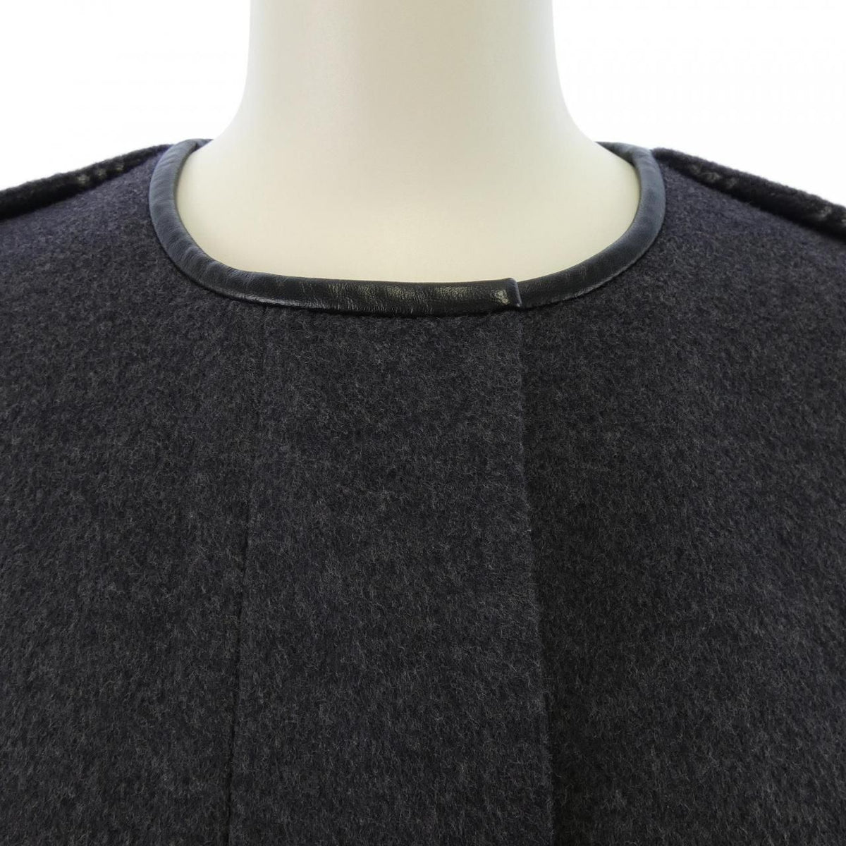 Louis Vuitton Cape Gray — view 5
