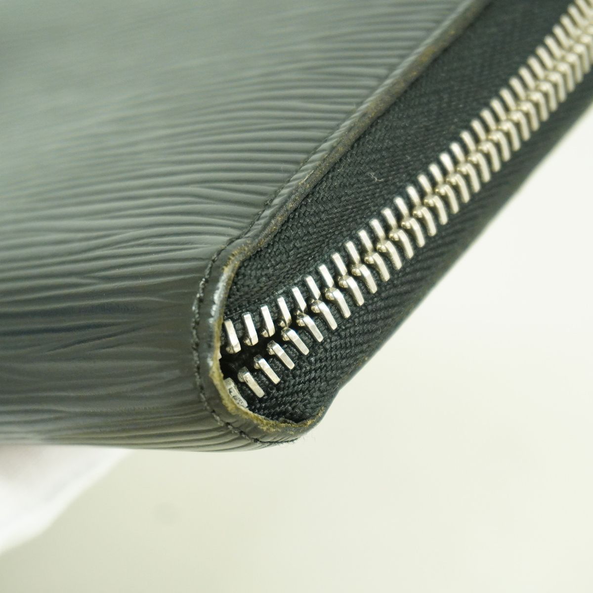 Louis Vuitton Wallet Epi Zippy Noir — view 7