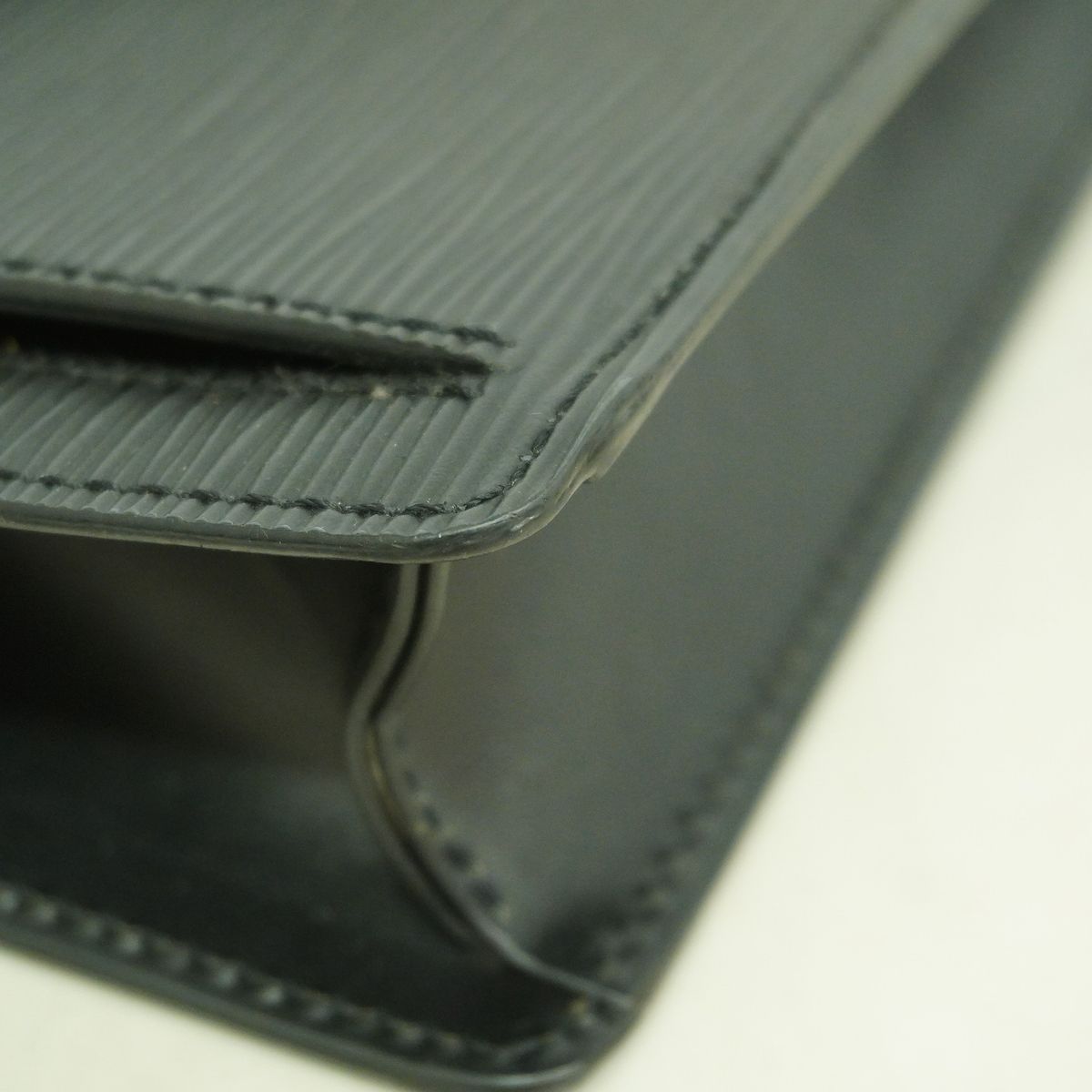 Louis Vuitton Clutch Epi Pochette Series Dragonne Noir — view 6