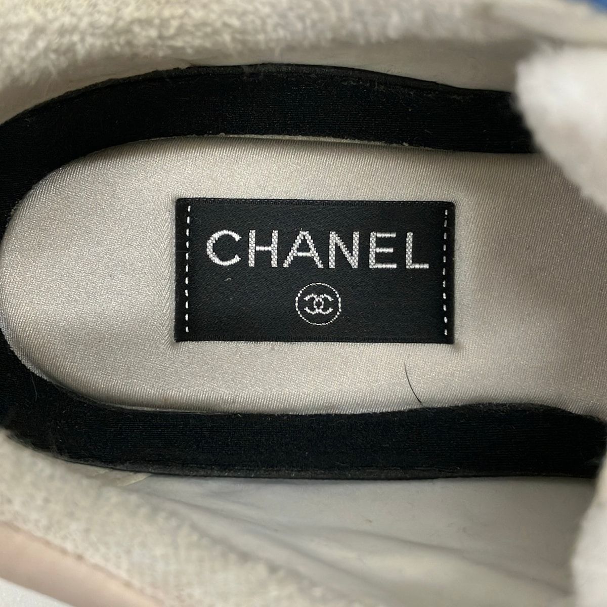 Chanel Sneakers White Blue Black CC Logo Leather — view 5