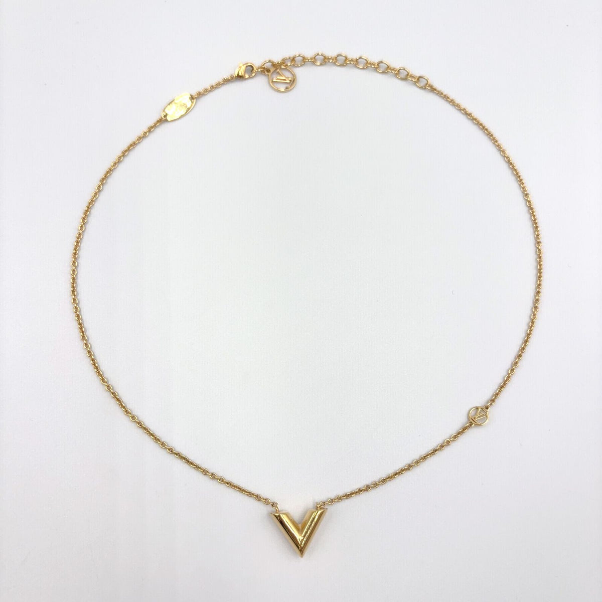 Louis Vuitton Essential V Metal Gold Necklace — view 3