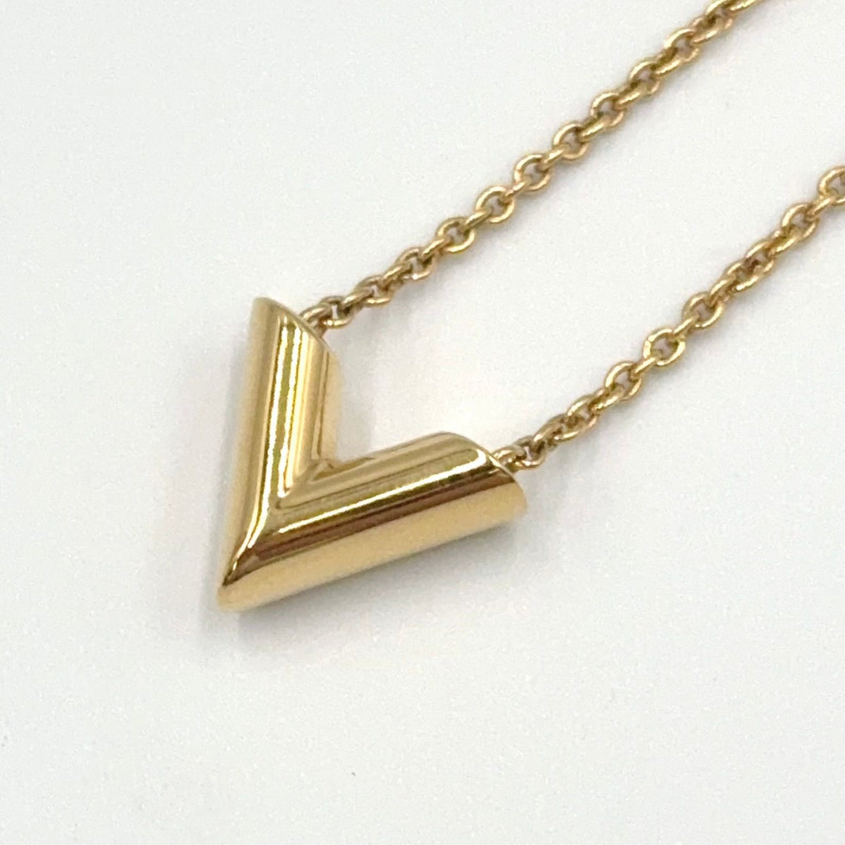 Louis Vuitton Essential V Metal Gold Necklace — view 2