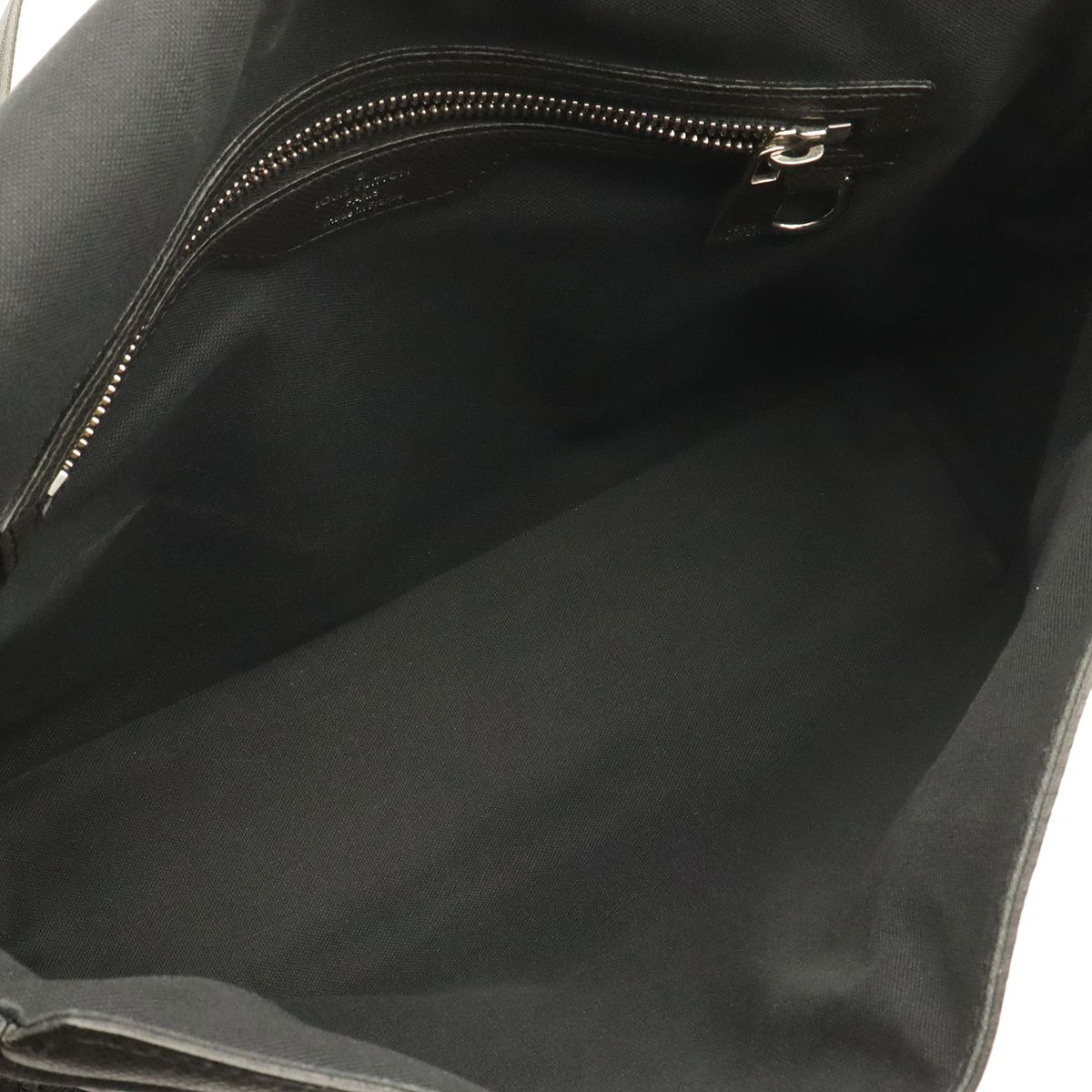 Louis Vuitton Taiga Roman MM Shoulder Bag Leather Boreal Dark Navy — view 6