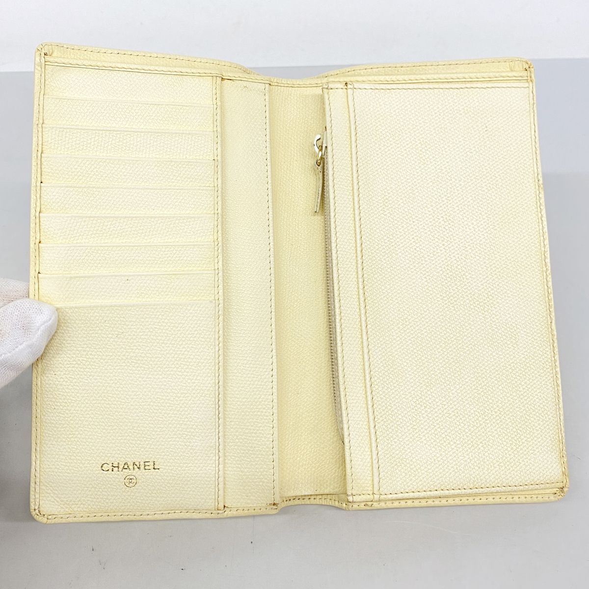 Chanel Wallet Coco Buttons Leather Ivory Gold — view 3