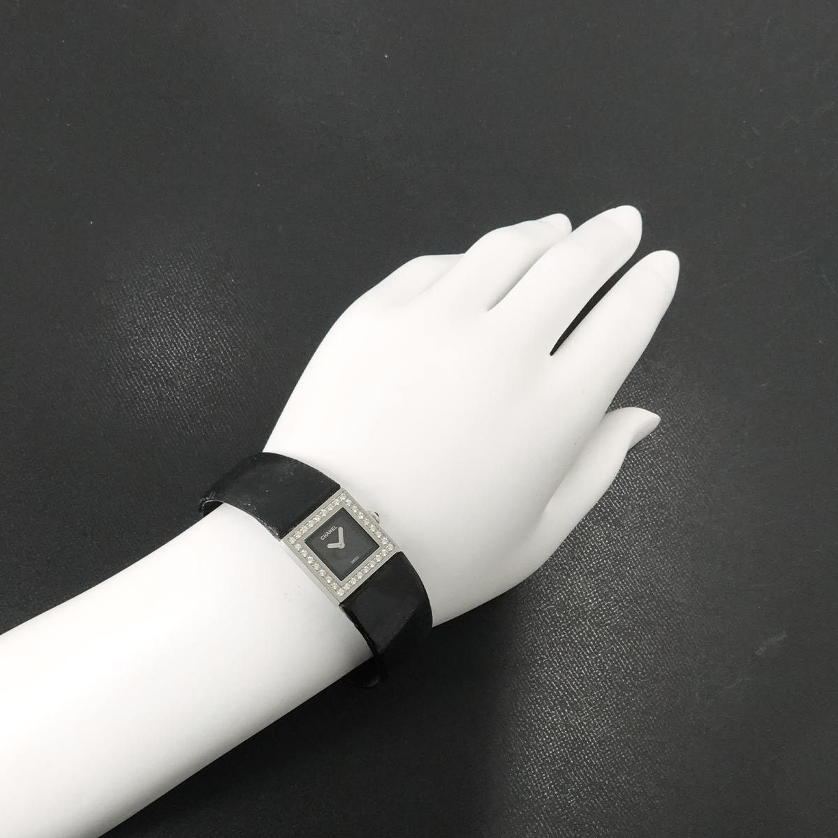 Chanel Quilted Vintage Watch Diamond Bezel Black Quartz — view 4