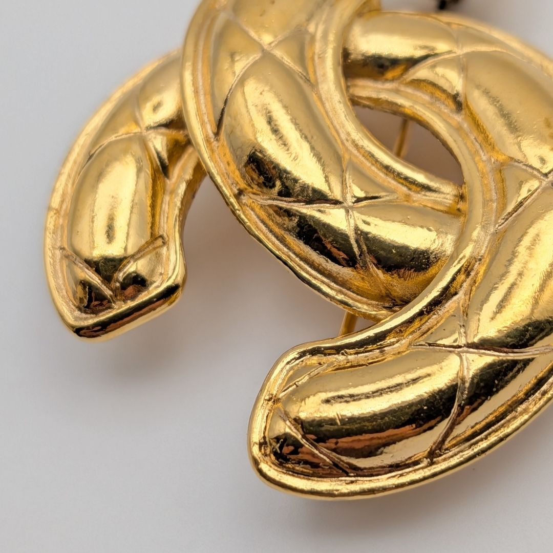 Chanel Brooch Quilted CC Logo Gold First Era Vintage — view 4