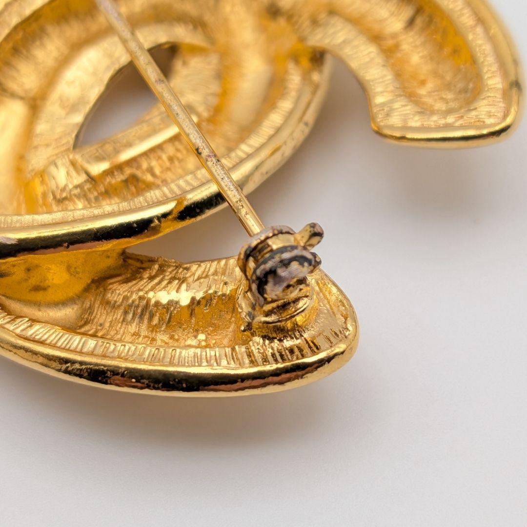 Chanel Brooch Quilted CC Logo Gold First Era Vintage — view 6