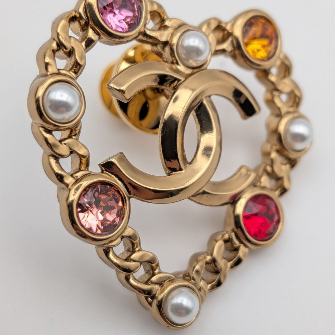 Chanel Brooch Heart CC Logo Gold Color Stone Faux Pearl Bijou Pin Badge — view 3