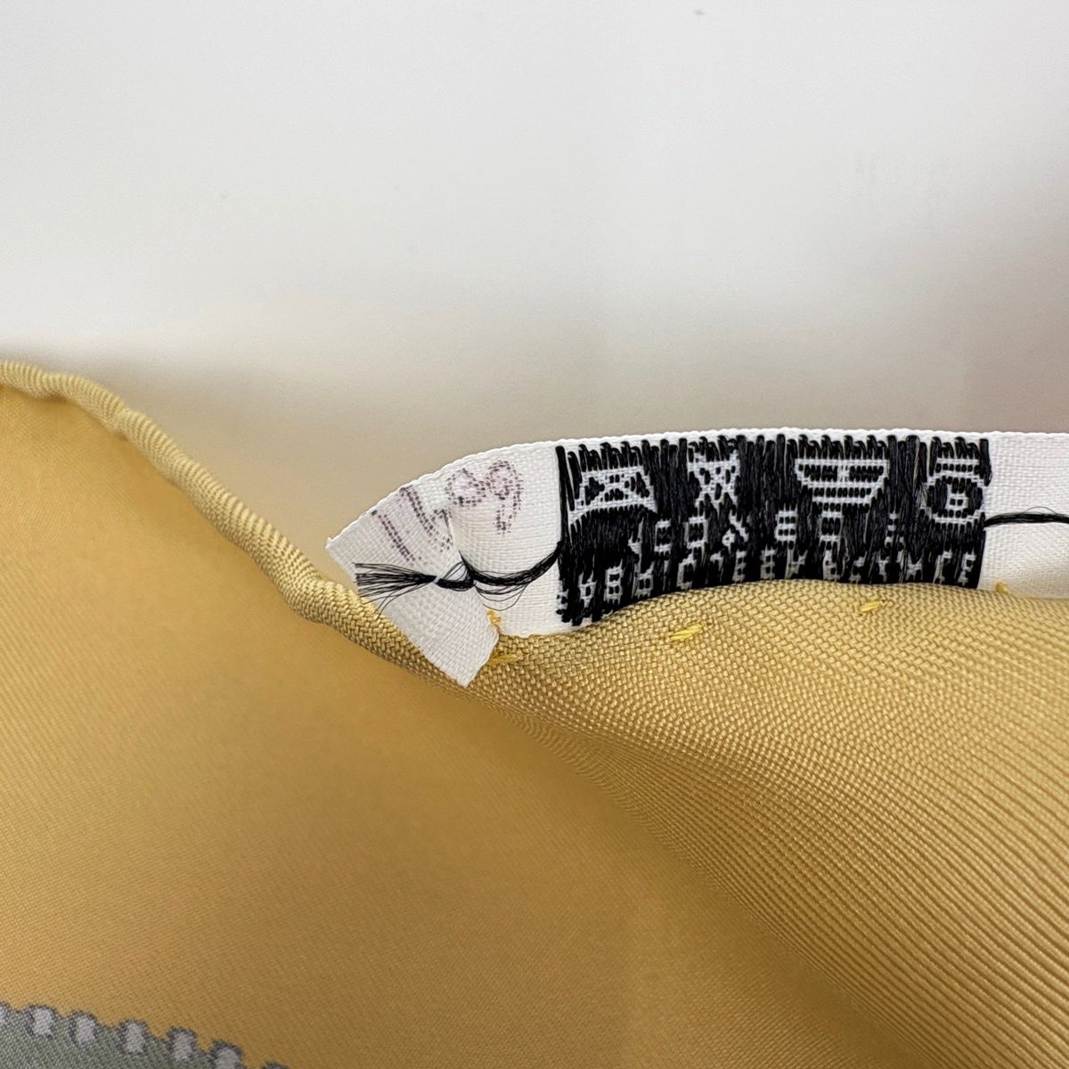 Hermes Carre 90 L Elegance Et le Confort en Automobile Scarf Silk Yellow — view 3