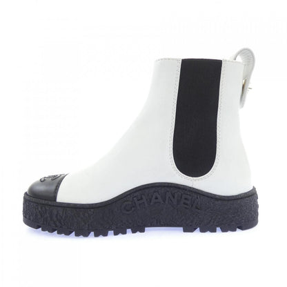 Chanel Ankle Boots Turnlock — view 2