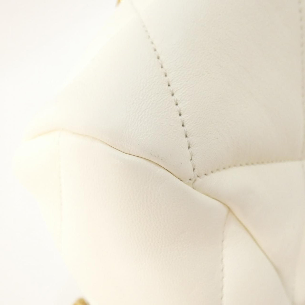 Chanel Shoulder Bag White — view 3