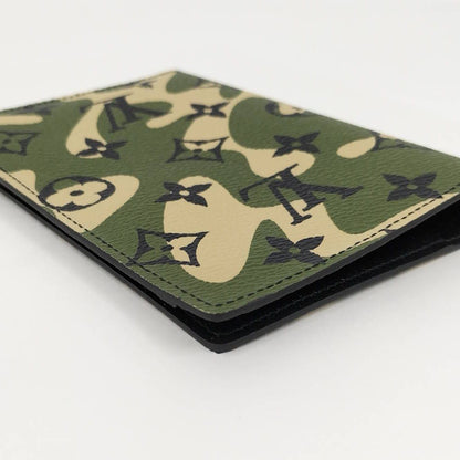 Louis Vuitton Couverture Passport Case Monogram Moflage — view 4