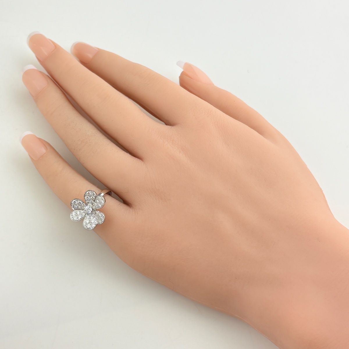 Van Cleef & Arpels Frivole Small Diamond Ring — view 4