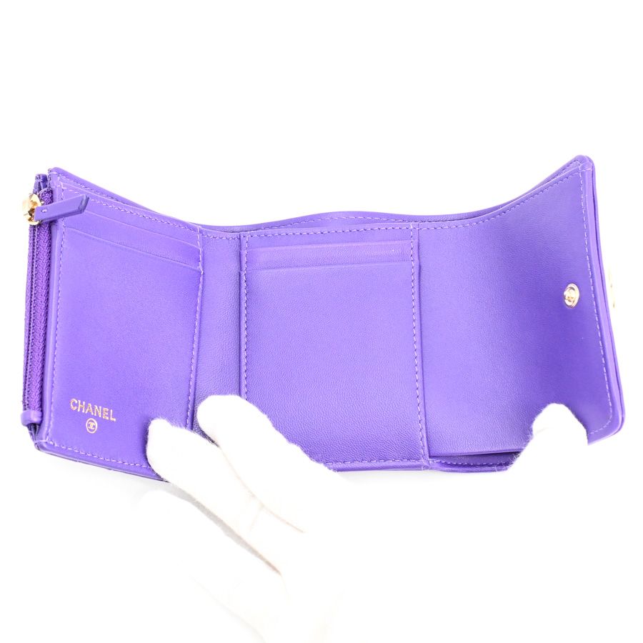 Chanel Medium Wallet Boy Small Flap — view 4