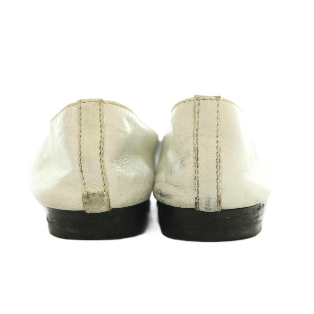 Chanel Pumps Round Toe Heels CC Logo Leather Bicolor White Black — view 3