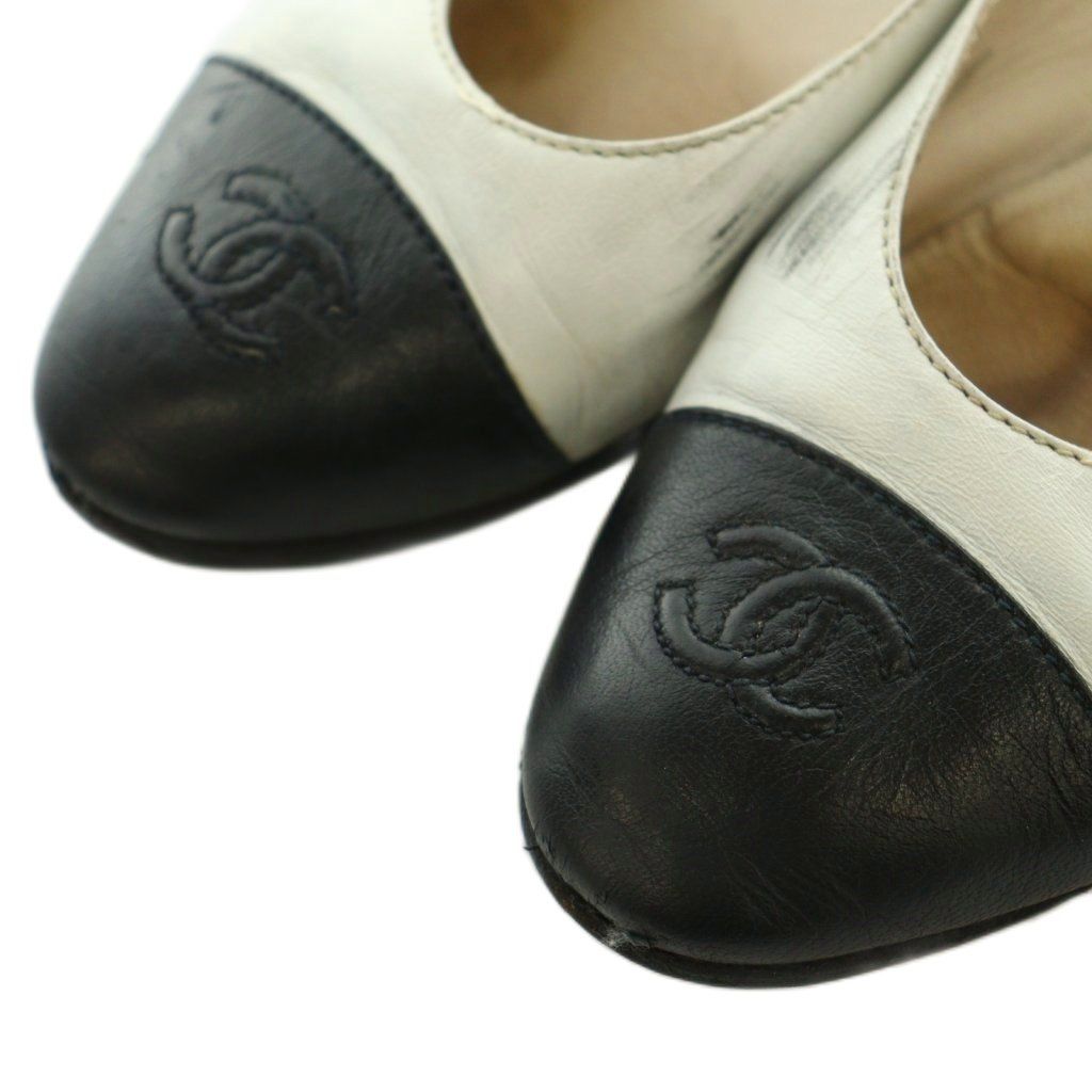 Chanel Pumps Round Toe Heels CC Logo Leather Bicolor White Black — view 4