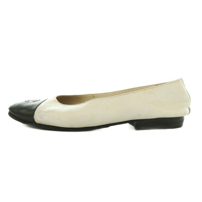 Chanel Pumps Round Toe Heels CC Logo Leather Bicolor White Black — view 2