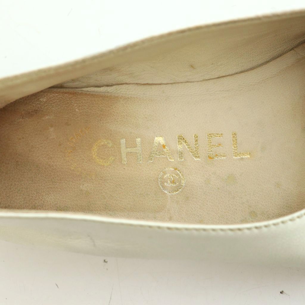 Chanel Pumps Round Toe Heels CC Logo Leather Bicolor White Black — view 7