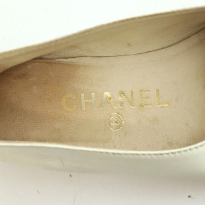 Chanel Pumps Round Toe Heels CC Logo Leather Bicolor White Black — view 7