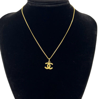Chanel With Vintage CC Logo Motif Pendant Gold — view 2