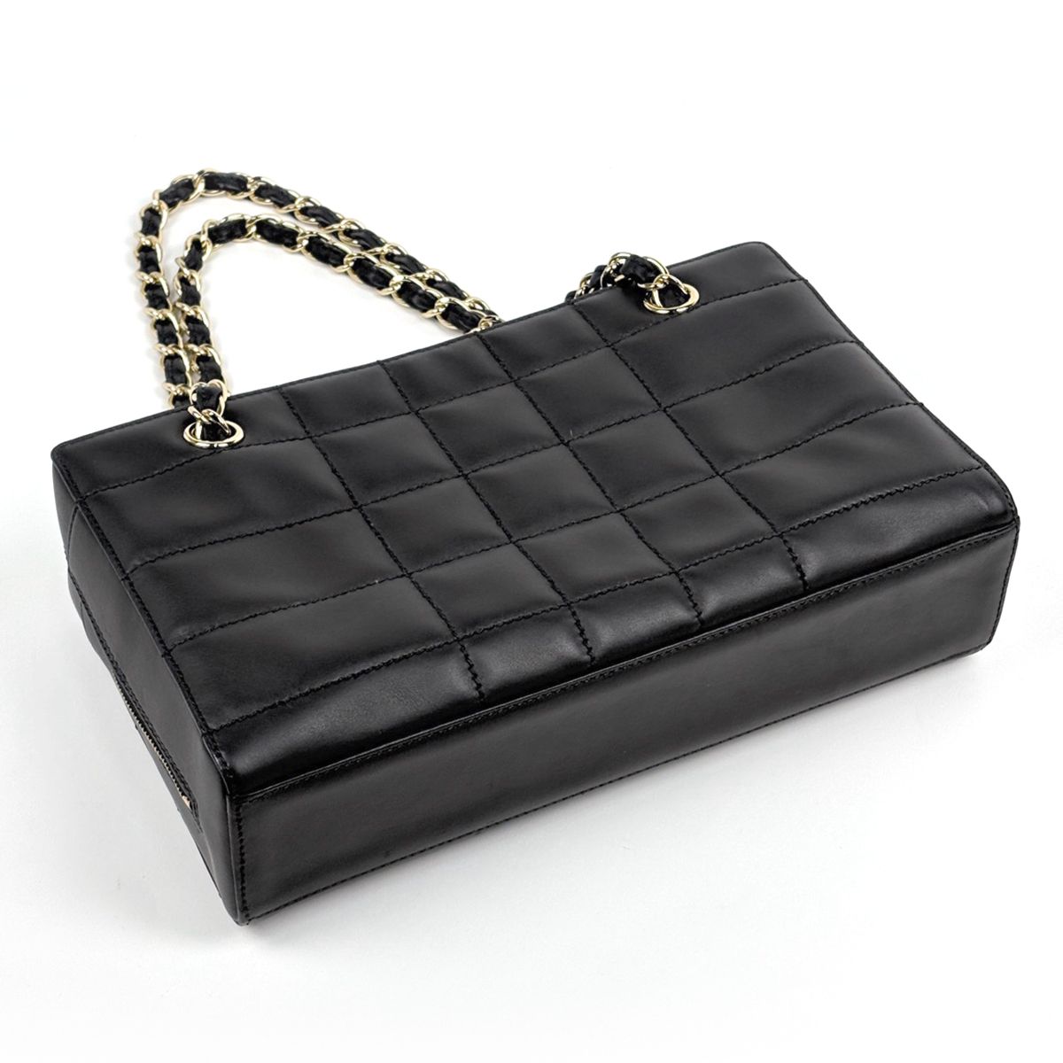 Chanel Handbag Choco Bar CC Logo Leather Black — view 2
