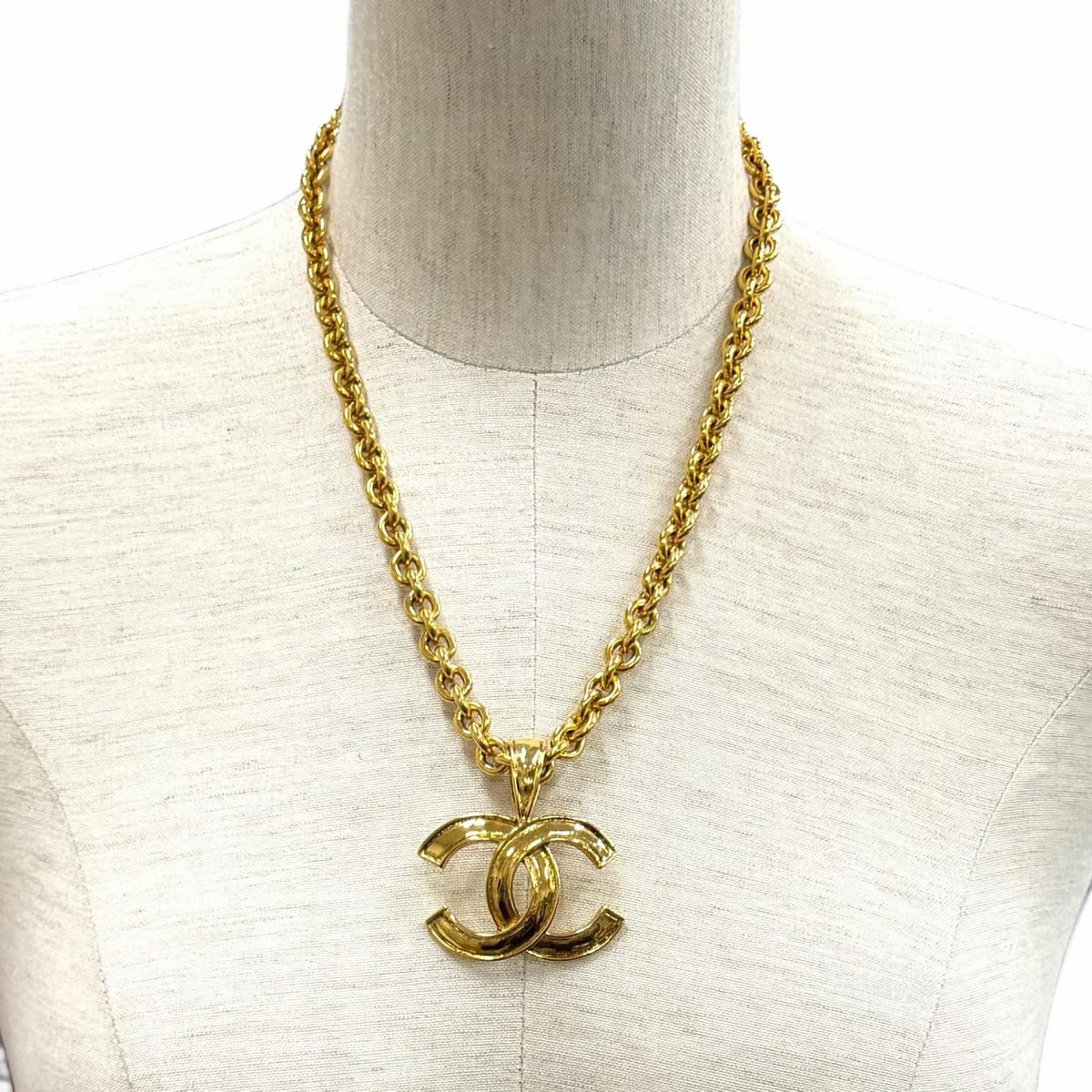 Chanel Vintage 94P CC Logo Chain Pendant Gold — view 2