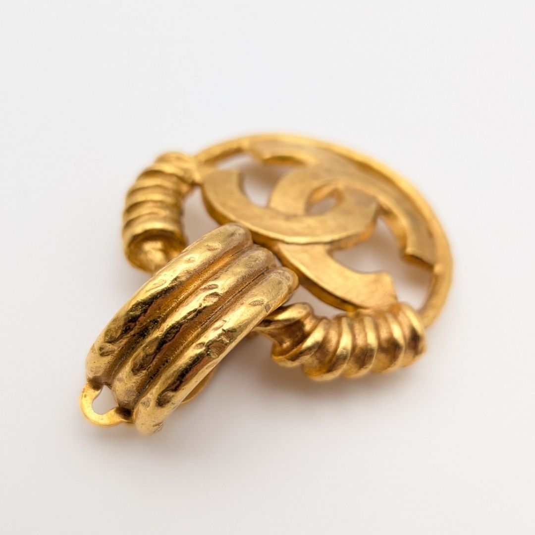 Chanel Single Earrings CC Logo Sheer Swing Gold 01P Vintage — view 3