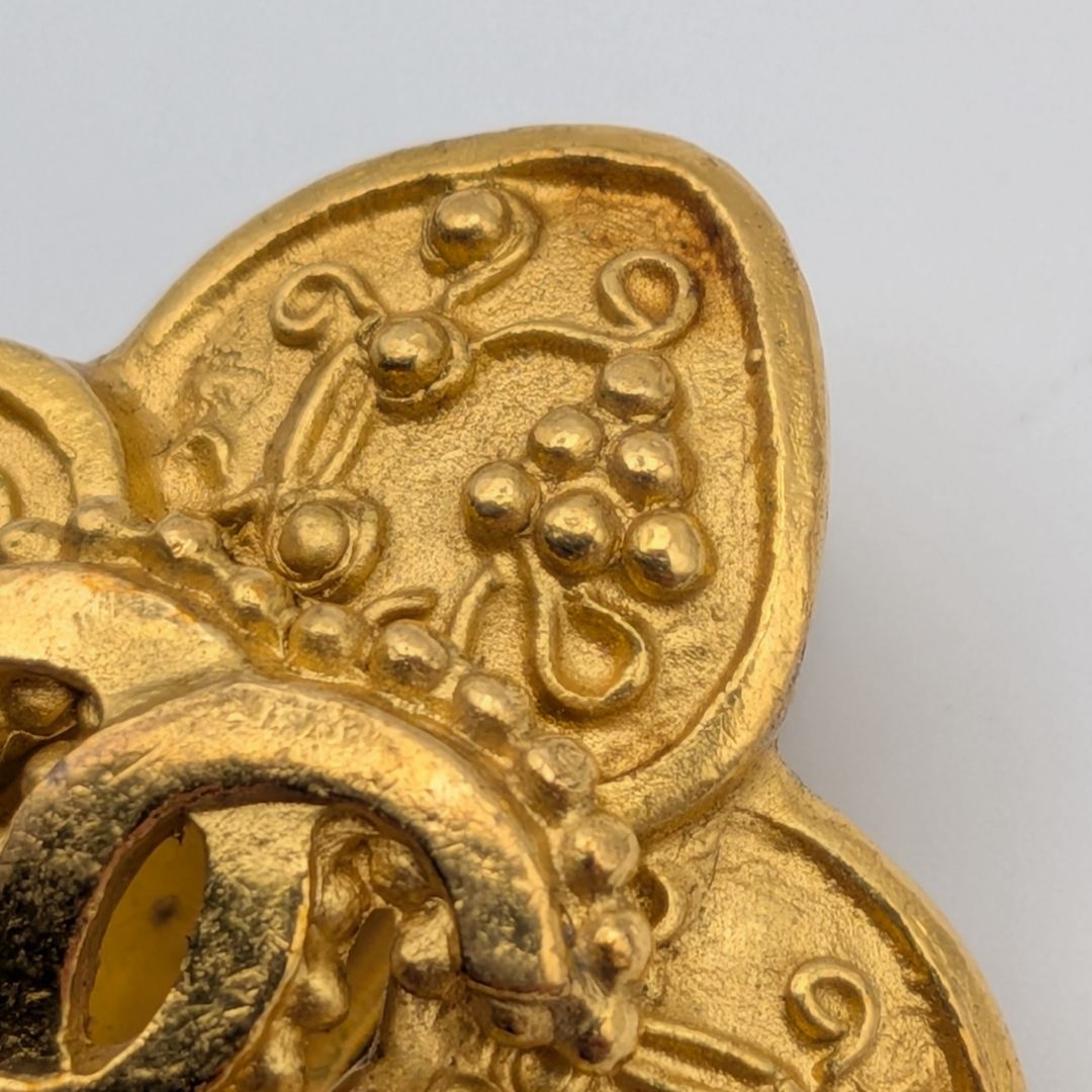 Chanel Single Earrings CC Logo Clover Arabesque Gold Vintage 96A — view 3
