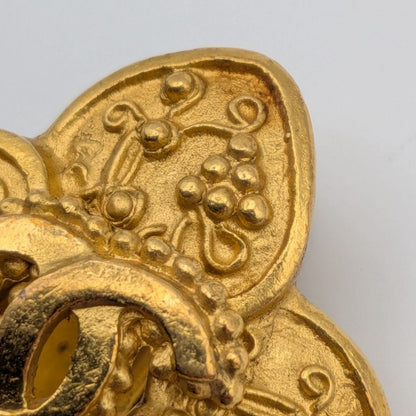 Chanel Single Earrings CC Logo Clover Arabesque Gold Vintage 96A — view 3