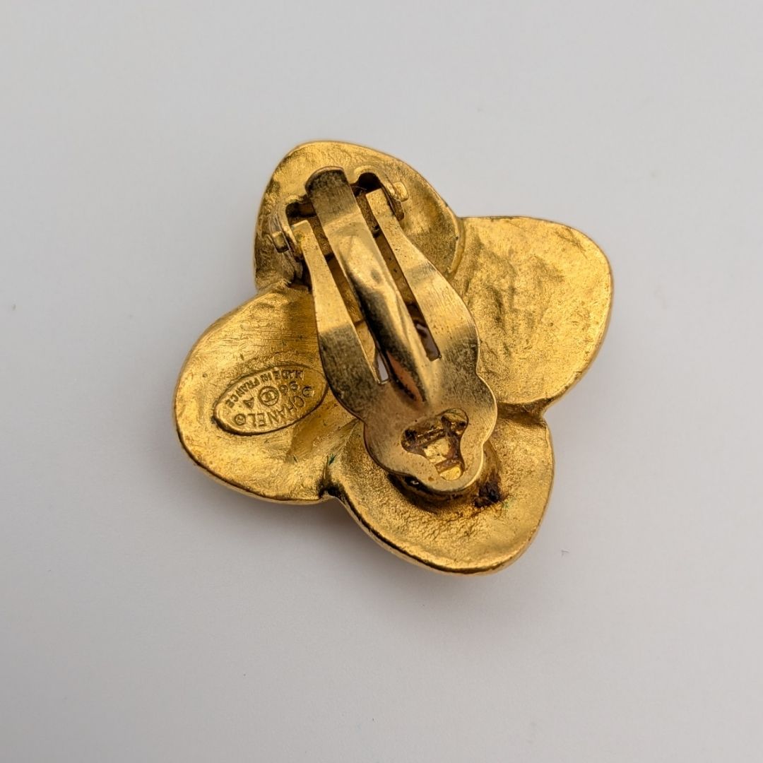Chanel Single Earrings CC Logo Clover Arabesque Gold Vintage 96A — view 4