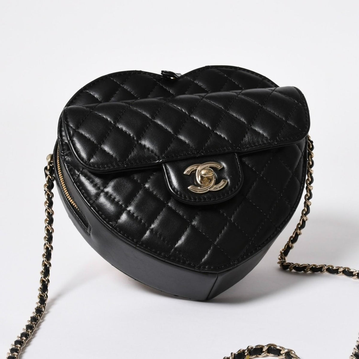 Chanel Heart Chain Shoulder Bag CC Logo Lambskin Black — view 3