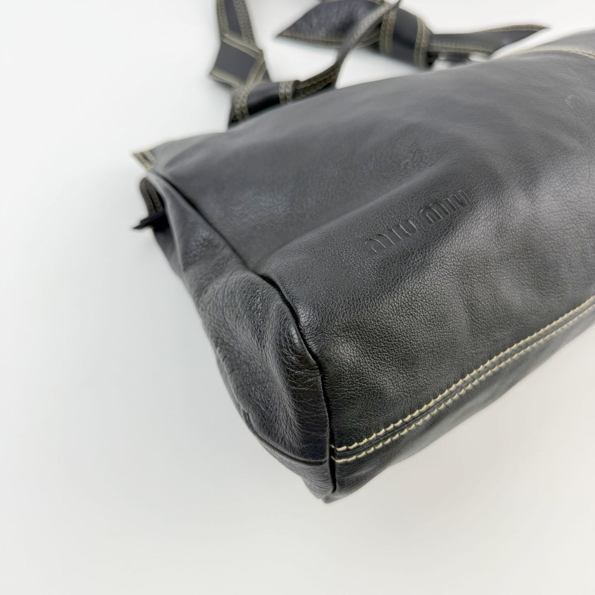 Miu Miu Logo Embossed Contrast Stitch Knot Handle Shoulder Bag Leather Black — view 7