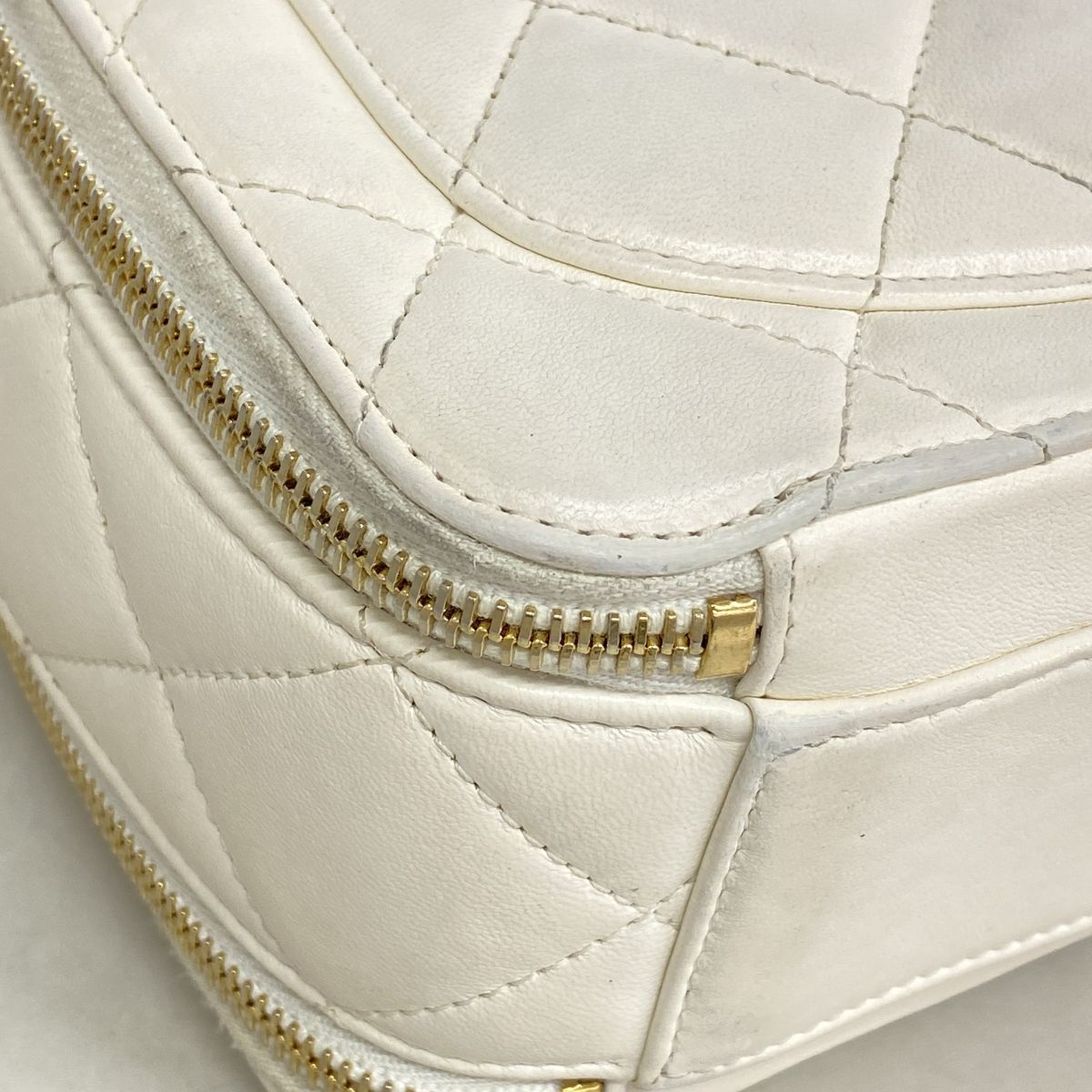 Chanel Shoulder Bag Quilted Lambskin White Gold — view 6