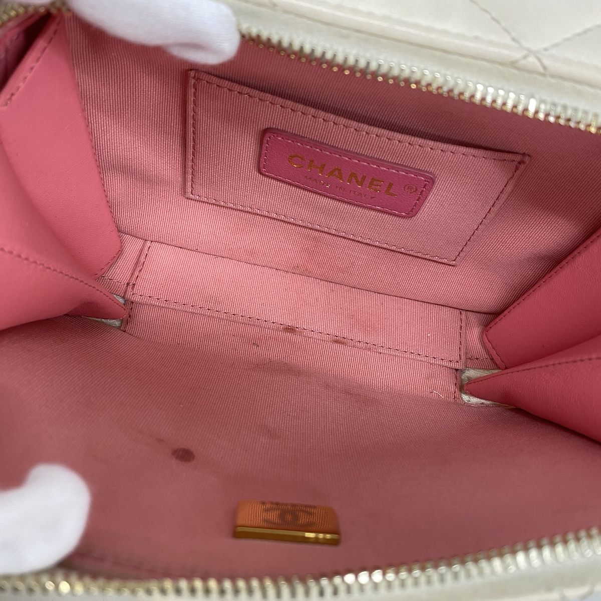 Chanel Shoulder Bag Quilted Lambskin White Gold — view 4