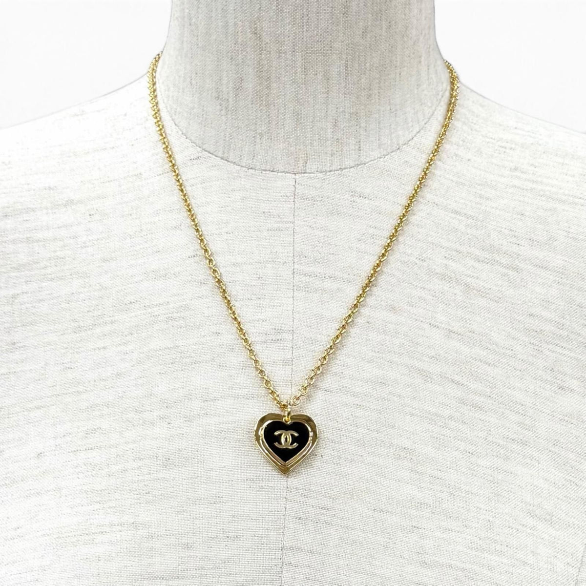 Chanel CC Logo Heart Pendant Gold Black — view 3