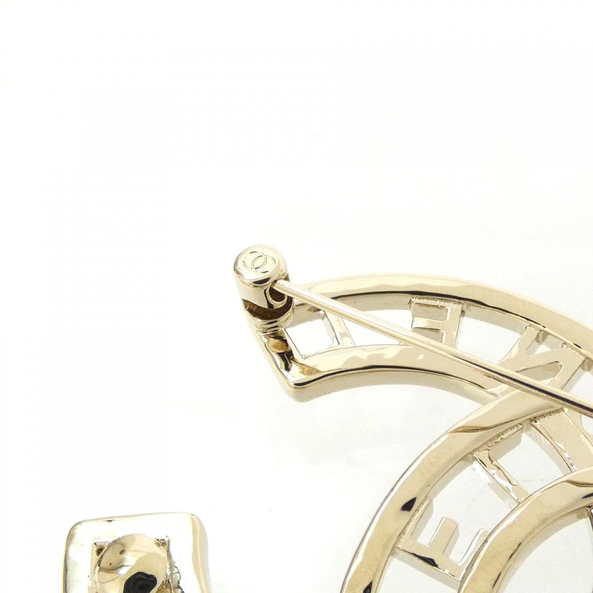 Chanel Brooch Gold — view 3
