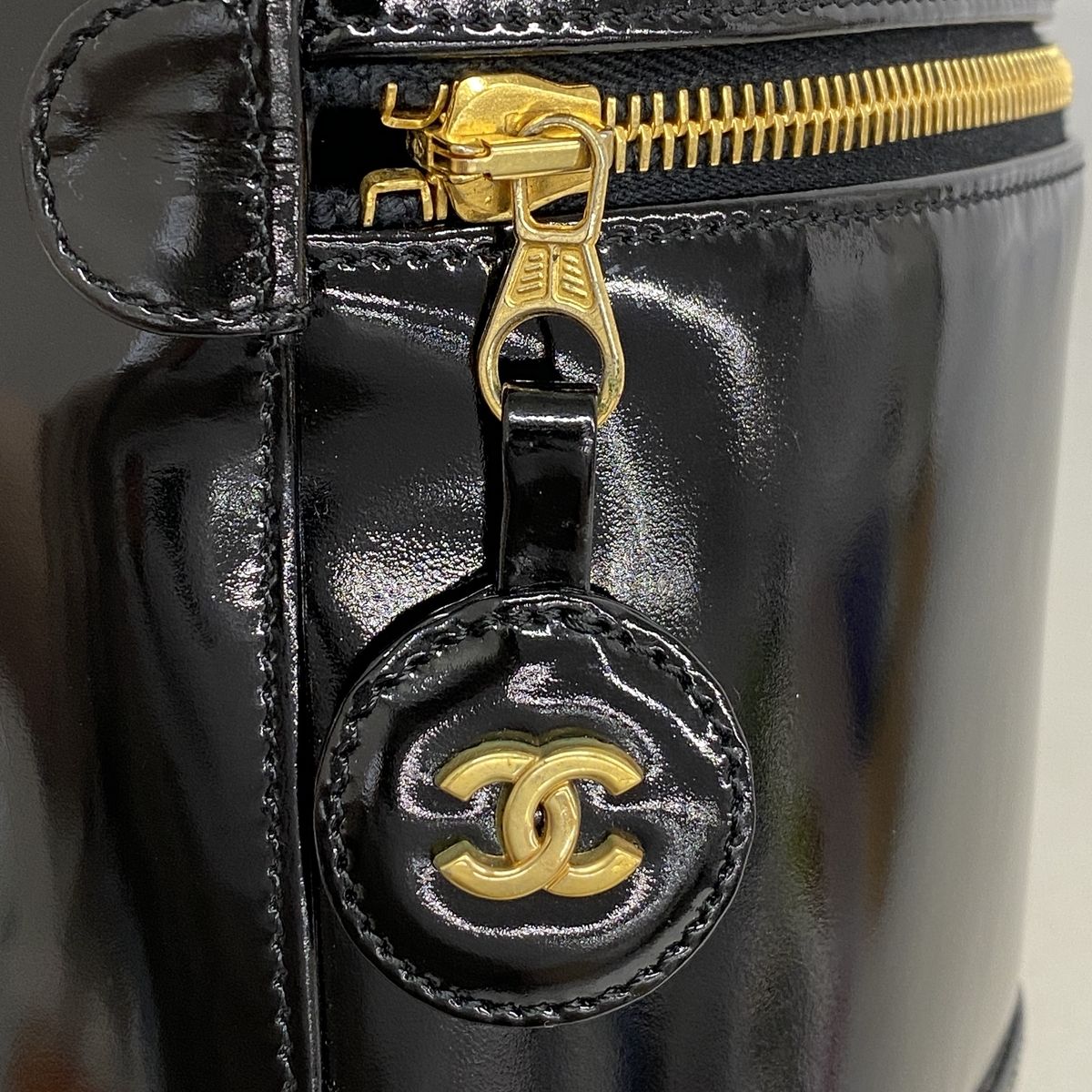 Chanel Vanity Bag Patent Leather Black Gold — view 8