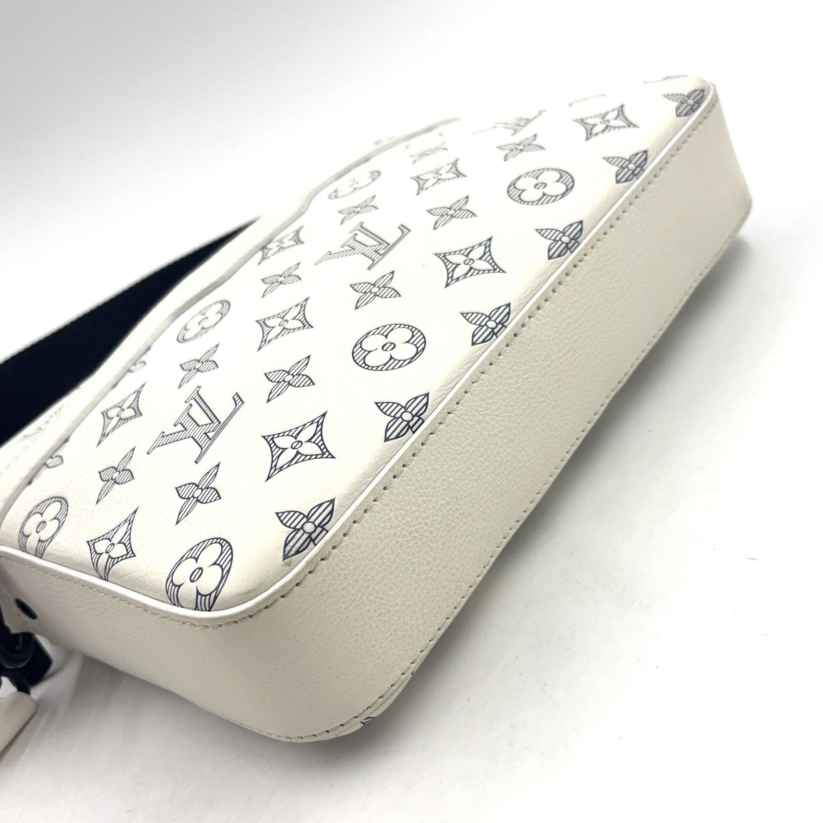 Louis Vuitton Trio Messenger Leather White Shoulder Bag Black — view 6