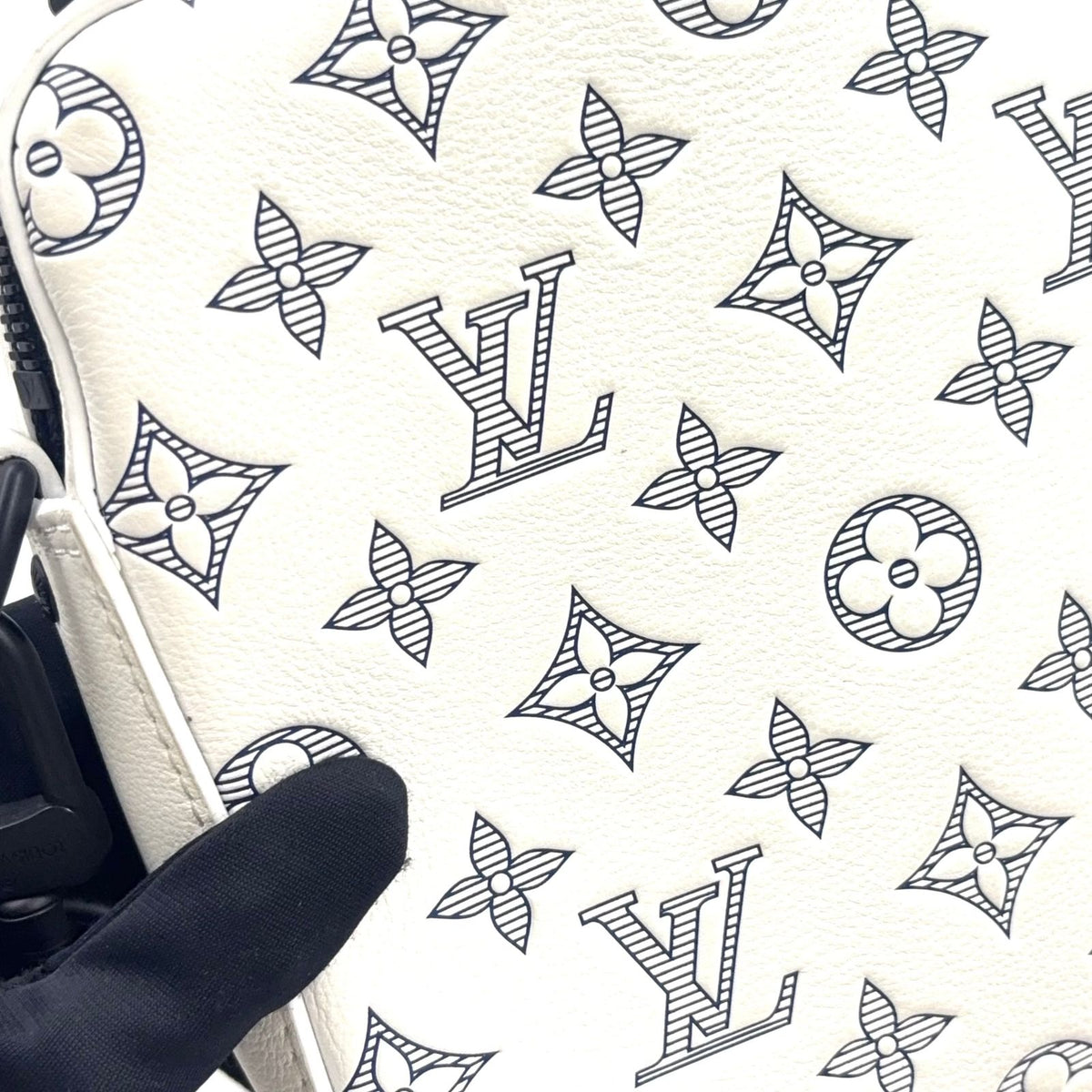 Louis Vuitton Trio Messenger Leather White Shoulder Bag Black — view 5