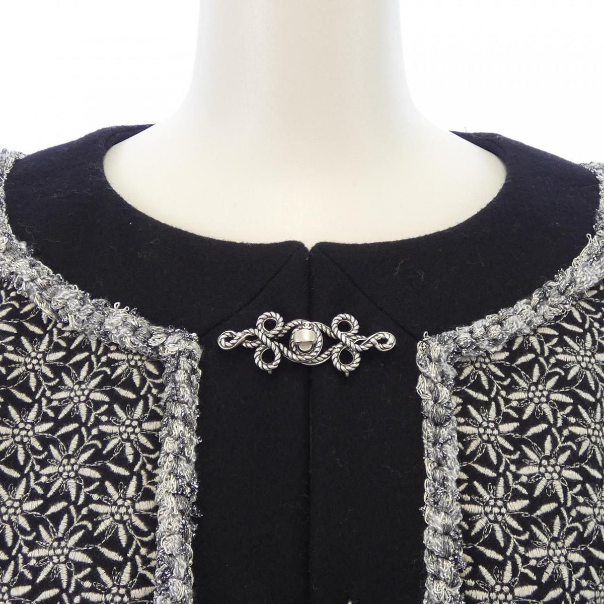 Chanel 15A Collarless Jacket — view 5