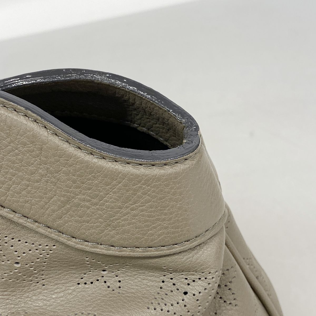 Louis Vuitton Handbag Mahina Seals PM Taupe — view 7